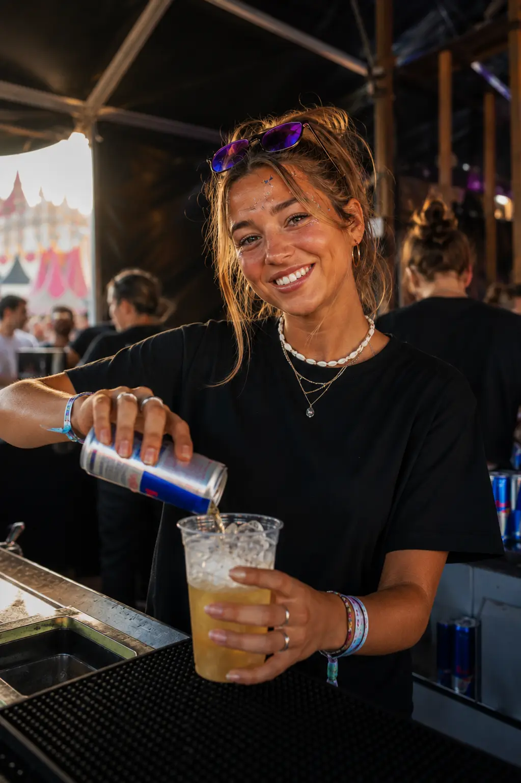 Hostess en barpersoneel aan het werk tijdens een evenement via Staffyou