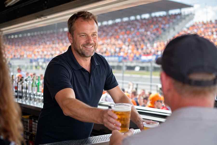 Staffer achter de bar op een evenement