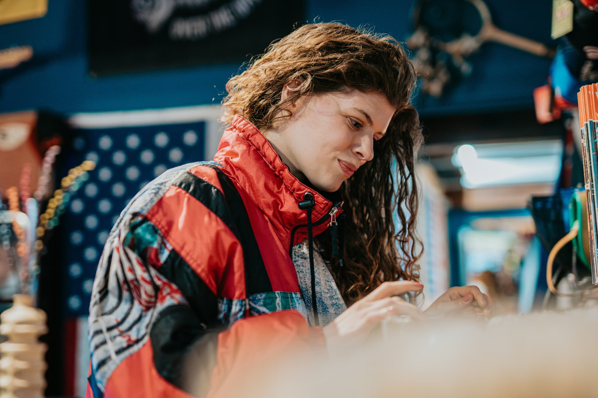 Verkoopmedewerker helpt een klant op de winkelvloer tijdens een shift via Staffyou